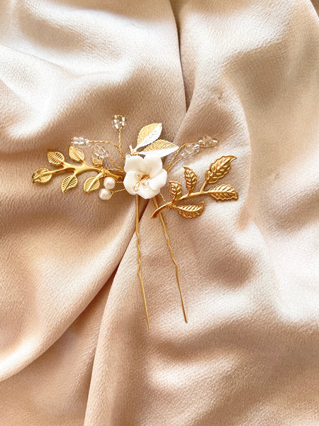 Hårnål i guld med blomma & pärlor