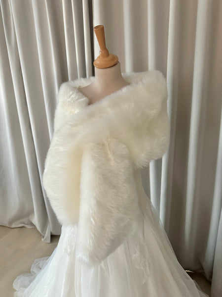 Magnifik sjal/bolero i ivory fuskpäls