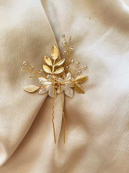 Hårnål i guld med blommor, blad & pärlor