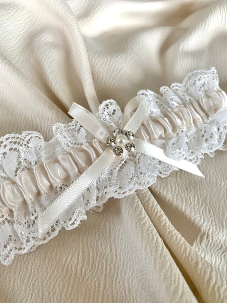 Strumpeband vit spets med ivory satinband och stenar, onesize