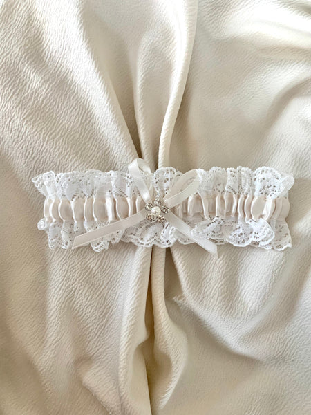 Strumpeband vit spets med ivory satinband och stenar, onesize