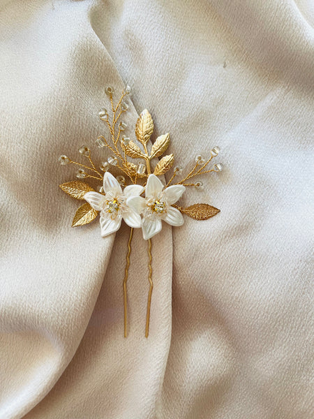 Hårnål i guld med blommor, blad & pärlor