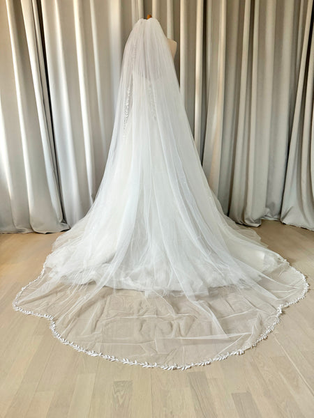 Brudslöja 250 cm med spets runt hela, off white