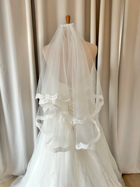 Brudslöja 75 cm i tyll med spetskant, ljus ivory/benvit