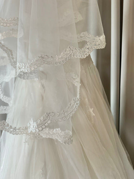 Brudslöja 75 cm i tyll med spetskant, ljus ivory/benvit