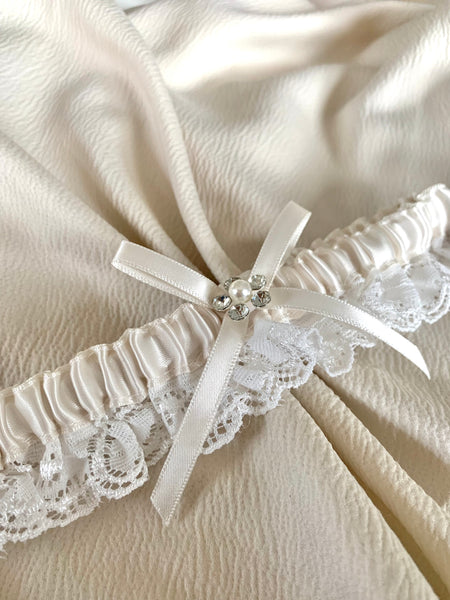 Strumpeband vit spets med ivory satinband och stenar, onesize