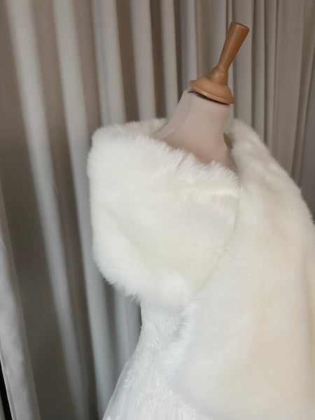 Magnifik sjal/bolero i ivory fuskpäls