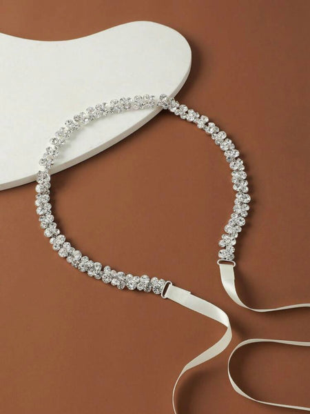 Midjeband i benvit satin med stenar