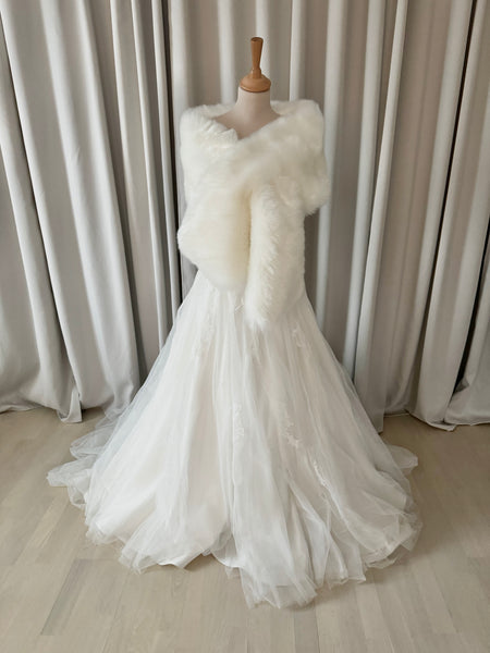 Magnifik sjal/bolero i ivory fuskpäls