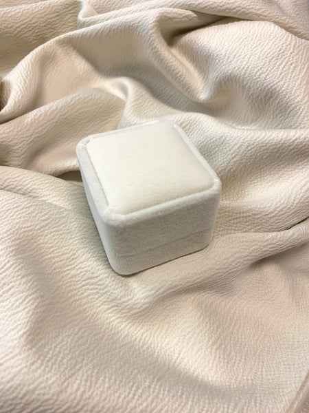 Ringask ivory sammet (ringbox en ring)
