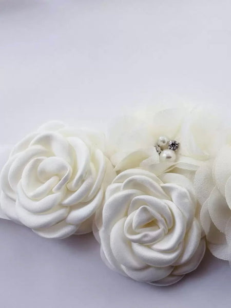 Midjeband med blommor i beige satin