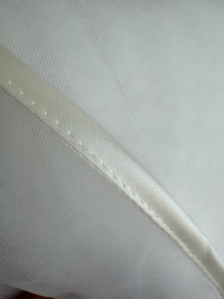 Brudslöja 200 cm i tyll med satinkant, off white