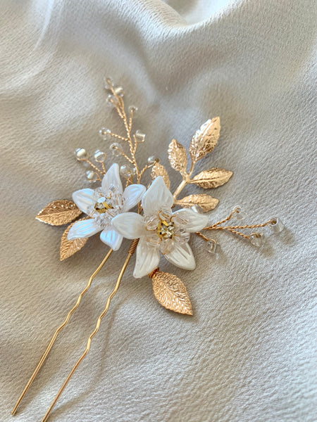 Hårnål i guld med blommor, blad & pärlor