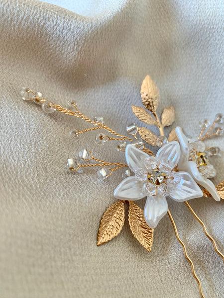 Hårnål i guld med blommor, blad & pärlor