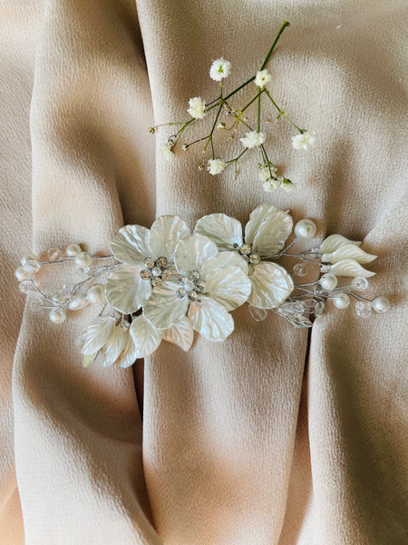 Vackert hårsmycke i vitt och silver med blommor