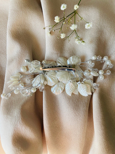 Vackert hårsmycke i vitt och silver med blommor