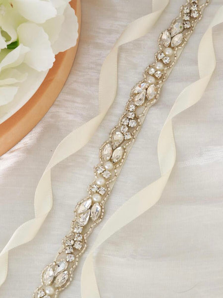 Vackert midjeband med stenar i ivory satin