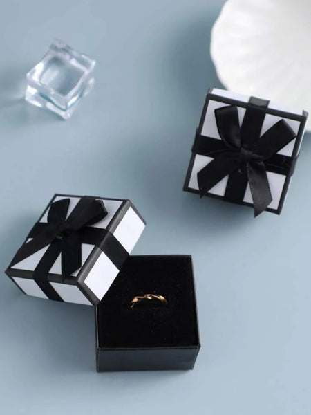 Ringask svart & vit (presentask/ringbox)