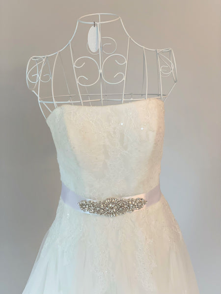 Midjeband med eleganta stenar & pärlor vit till bruden/bröllopet.