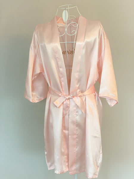Kimono/morgonrock ljusrosa med broderad text "Bridesmaid", perfekt gåva till brudtärnan.