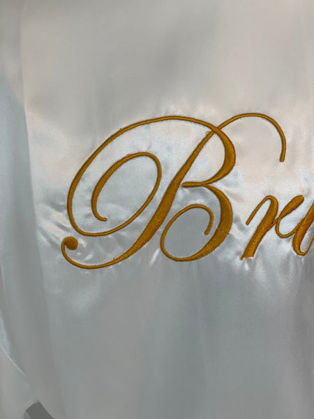 Vacker kimono/morgonrock i vit satin med broderad guldtext ”Bride”. Till bruden, bröllop/möhippa.