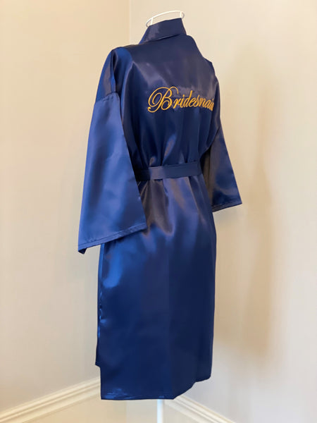 Kimono/morgonrock i lyxig satin med broderad guldtext "Bridesmaid". Färg royal blue. Perfekt gåva till brudtärnan eller till fotosessionen på bröllopsmorgonen. En uppskattad present!