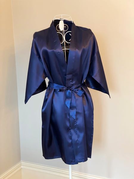 Kimono/morgonrock i lyxig satin med broderad guldtext "Bride". Färg royal blue. Perfekt gåva till bruden eller frun, eller till fotosessionen på bröllopsmorgonen. En uppskattad present!