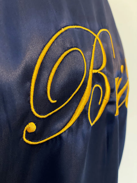 Kimono/morgonrock i lyxig satin med broderad guldtext "Bride". Färg royal blue. Perfekt gåva till bruden eller frun, eller till fotosessionen på bröllopsmorgonen. En uppskattad present!