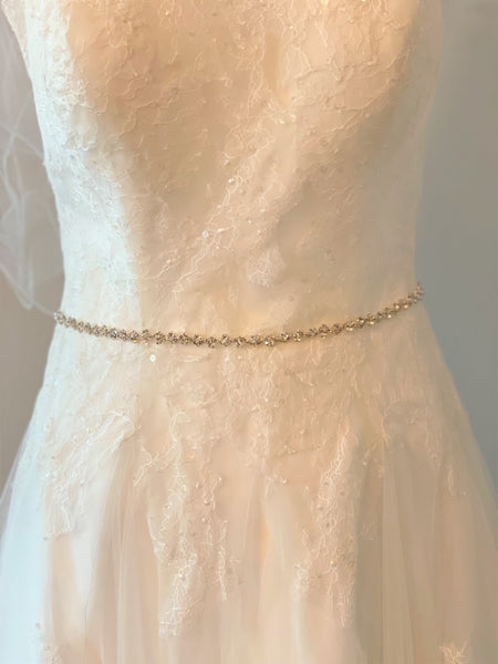 Smalt midjeband i vit organza med vackra stenar