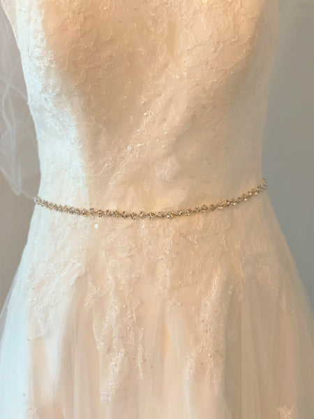 Smalt midjeband med stenar i beige satin