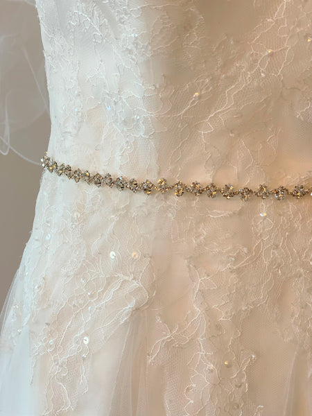 Smalt midjeband i vit organza med vackra stenar