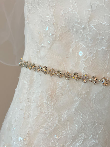 Smalt midjeband med stenar i vit satin