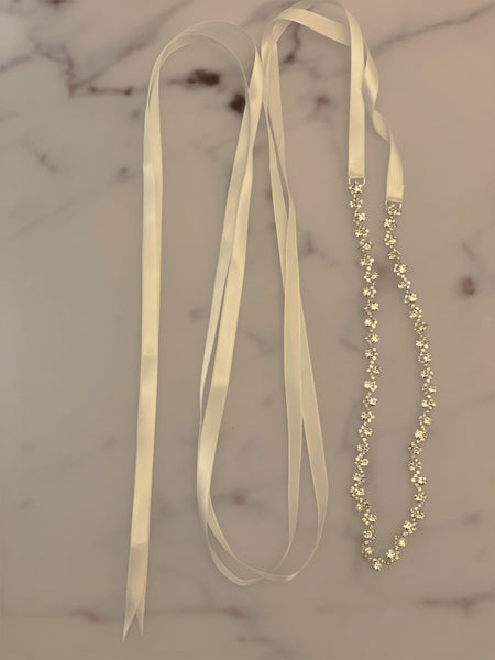 Smalt midjeband med stenar i beige satin