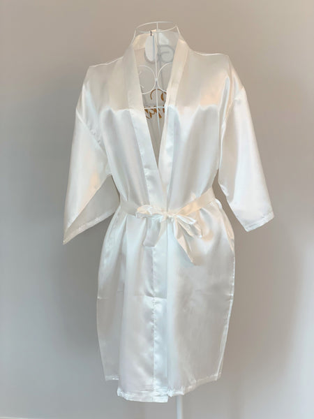 Kimono/morgonrock vit med broderad text "Bride", perfekt gåva till bruden!