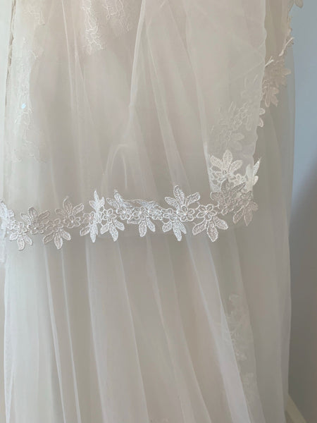 Brudslöja 75 cm i tyll med spetskant, off white