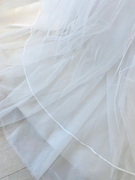 Brudslöja 185 cm i tyll sydda kanter, ivory/benvit