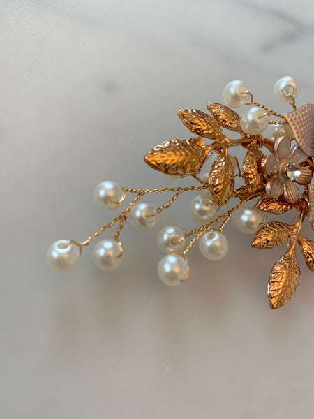 Vackert hårsmycke i guld med vackra detaljer
