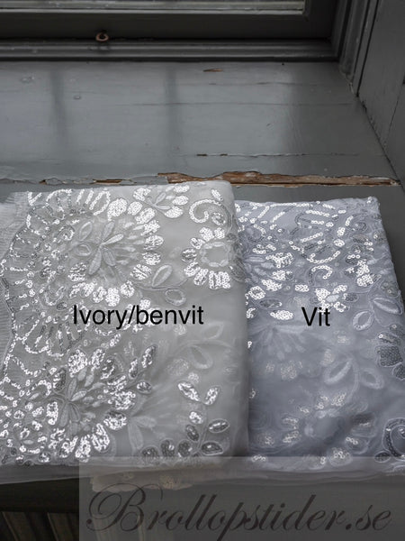 Magnifik brudslöja 4 m (400 cm) med dekorativ spetskant, vit