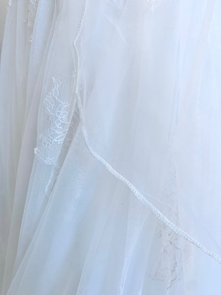 Brudslöja 100 cm i tyll sydda kanter, ivory/benvit