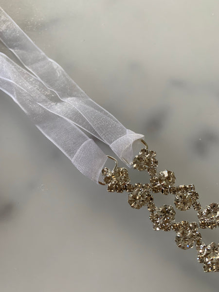 Smalt midjeband i vit organza med vackra stenar
