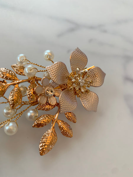 Vackert hårsmycke i guld med vackra detaljer