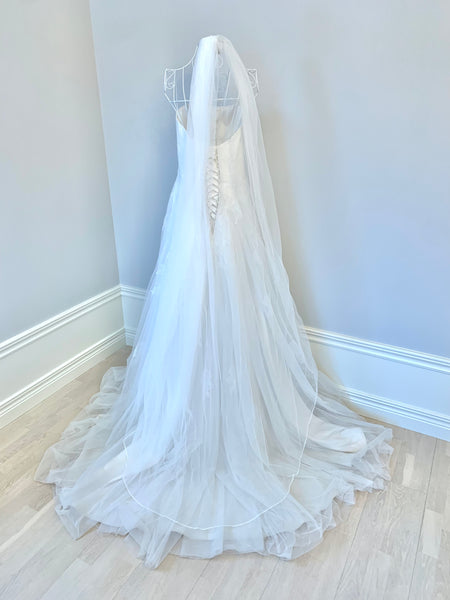 Brudslöja 185 cm i tyll sydda kanter, ivory/benvit