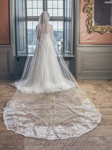Magnifik brudslöja 4 m (400 cm) med dekorativ spetskant, vit