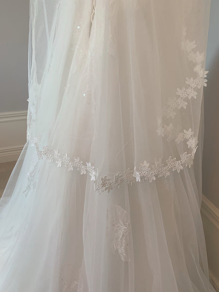 Brudslöja 100 cm i tyll med spetskant, ivory/benvit
