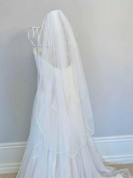 Brudslöja 100 cm i tyll sydda kanter, ivory/benvit