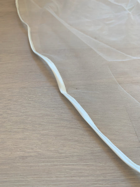 Brudslöja 300 cm i tyll med satinkant, benvit