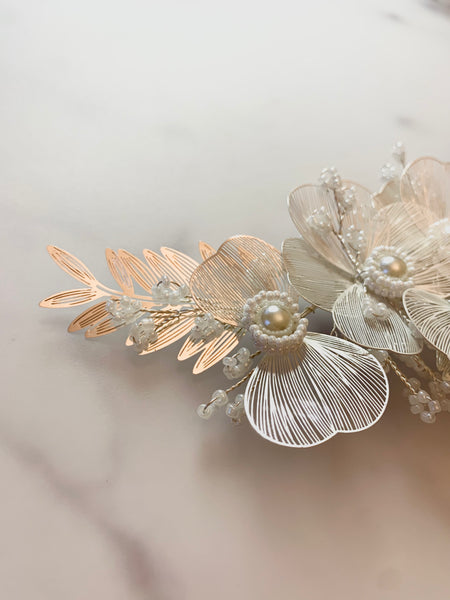 Vackert hårsmycke i silver med blommor