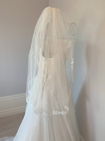Brudslöja 75 cm i tyll med spetskant, off white
