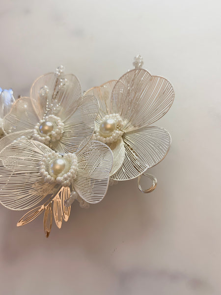 Vackert hårsmycke i silver med blommor