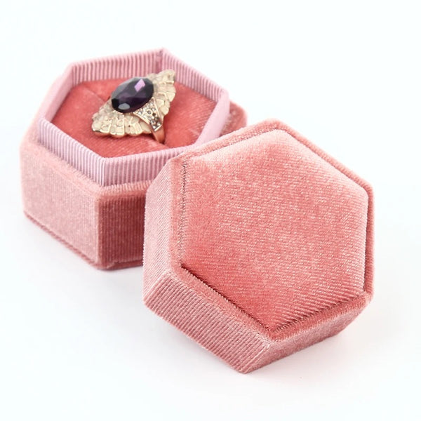 Ringask Peach, hexagon sammet (rosa ringbox)